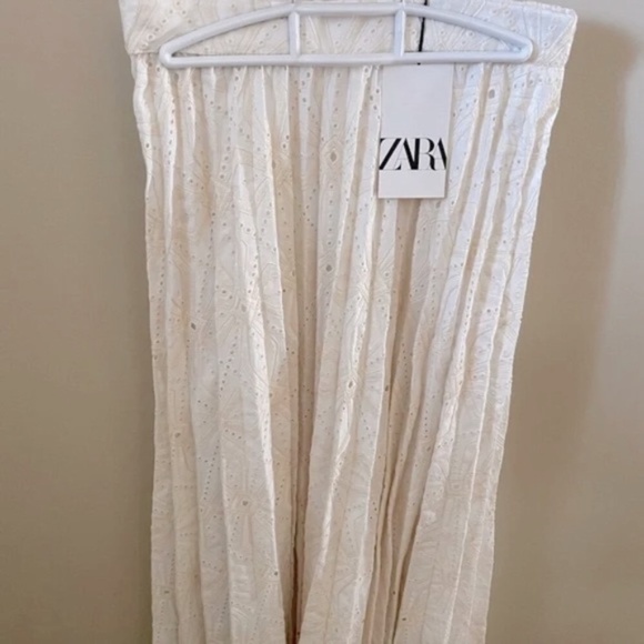 New Zara Limited edition - Open Eyelet Embroidered Patchwork Pleated Skirt - Picture 9 of 13